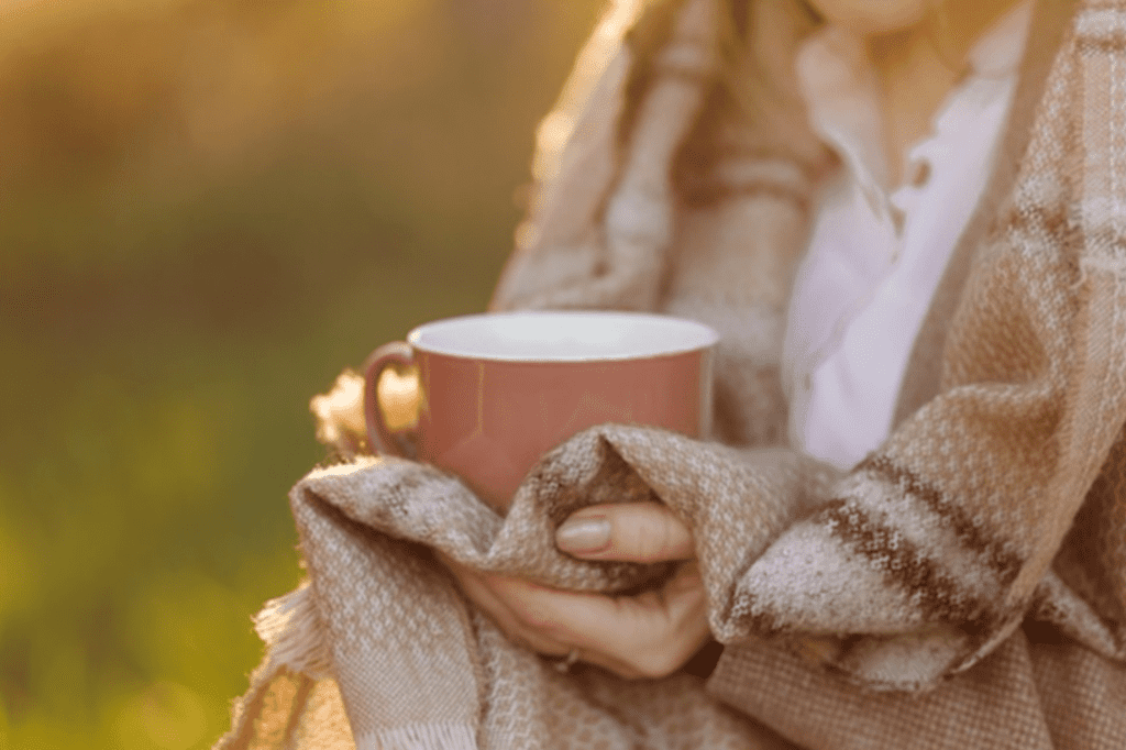 Por que os idosos sentem mais frio e o que fazer para garantir conforto nessa época do ano?